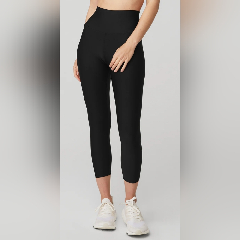 Alo High-Waist Airlift Capri. Size Medium. Black.